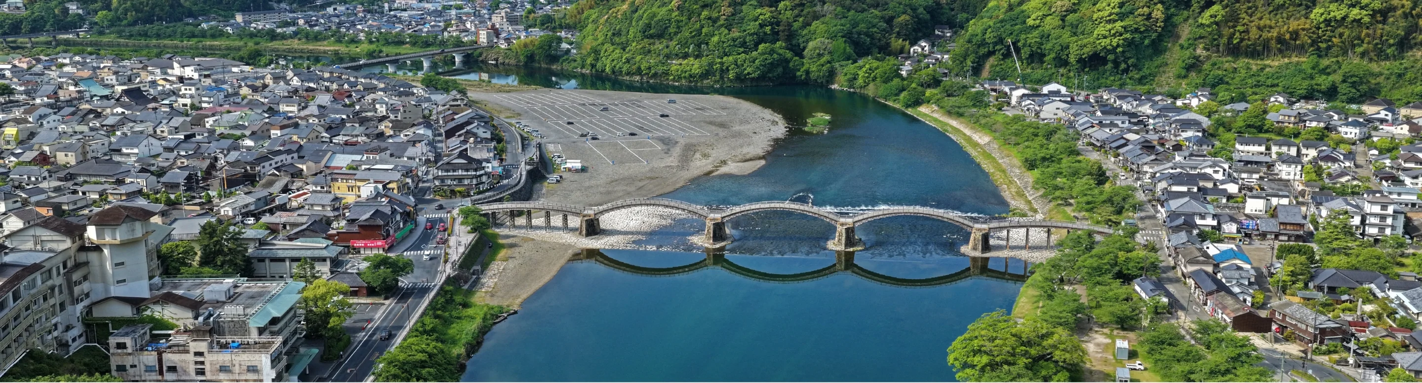 錦帯橋と岩国市の街並み