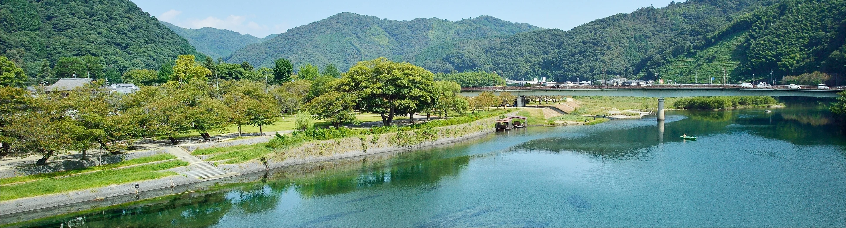 山あいを流れる川と河川敷の風景