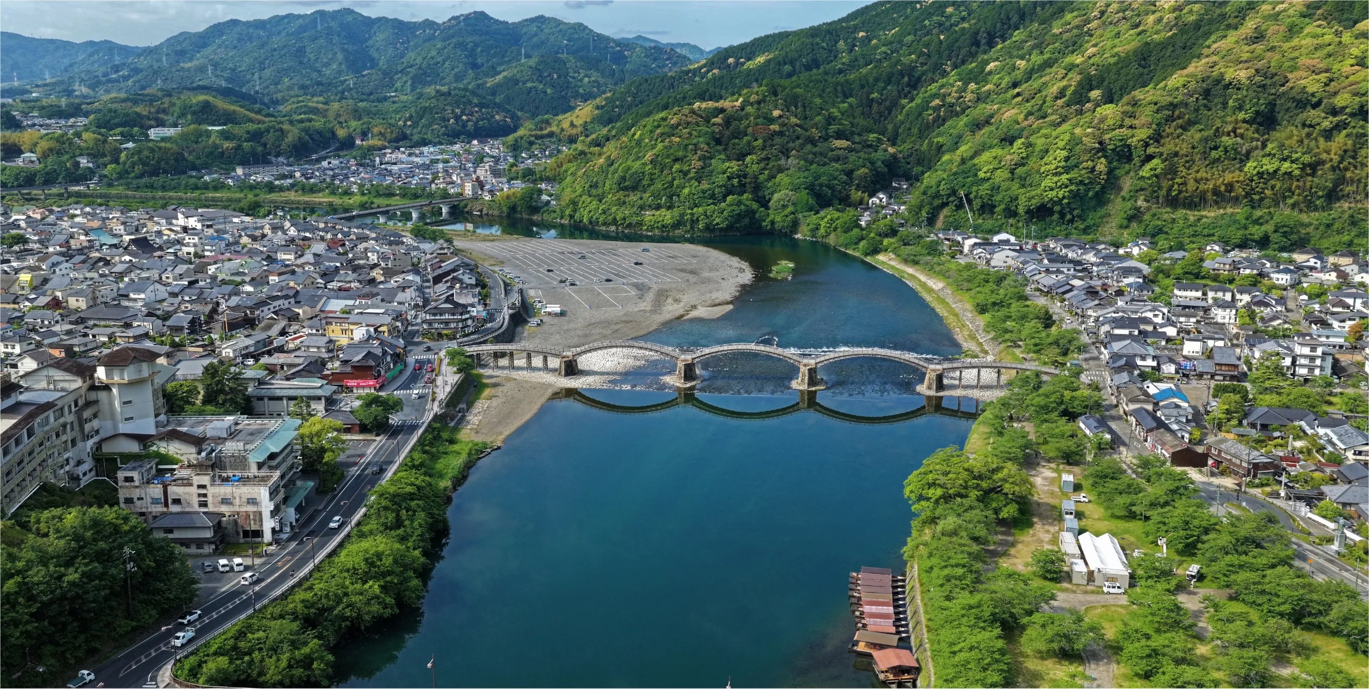 錦帯橋と岩国市の街並み