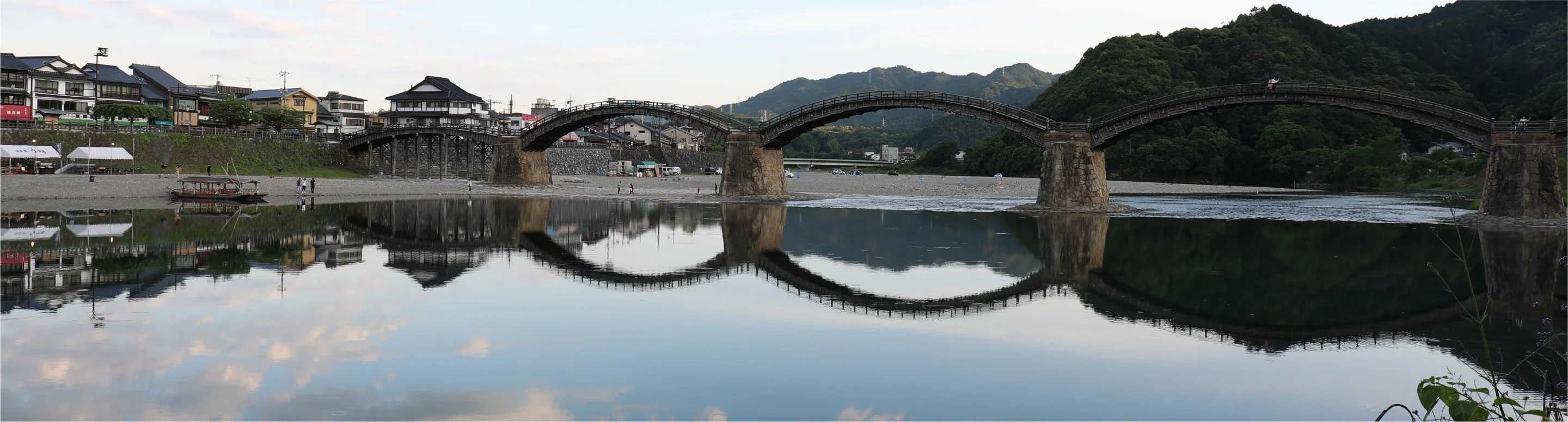 川面に映る錦帯橋